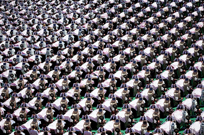 Установление рекорда Гиннеса по огромному количеству людей, проводящих косметические процедуры в одном месте. Провинция Шаньдун, Китай, 4 мая 2015. (Фото Reuters).