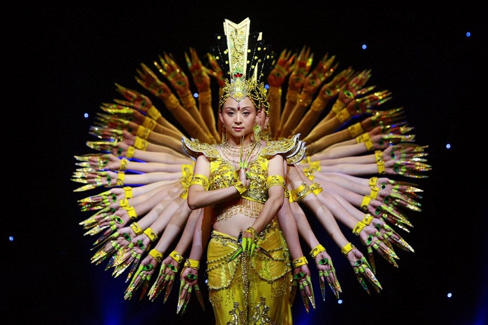 Танцоры исполняют номер «Тысяча рук Бодхисаттвы Авалокитешвары». Фото Reuters.