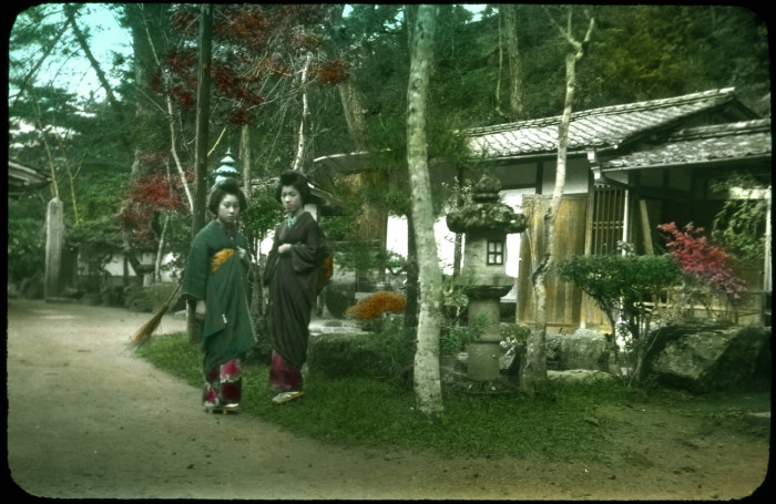 Женщины у дома в японской деревне.