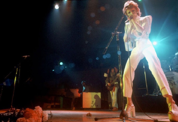 Белый сценический костюм, в котором британский певец выступал на сцене в Лос-Анджелесе, дизайнеры дополнили ажурным сабо на каблуке.