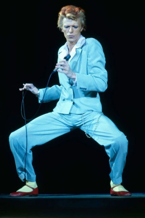 Британская рок-звезда в голубом «ледяном» костюме Фредди Бурретти во время выступления в Лос-Анджелесе в рамках турне «Diamond Dogs».