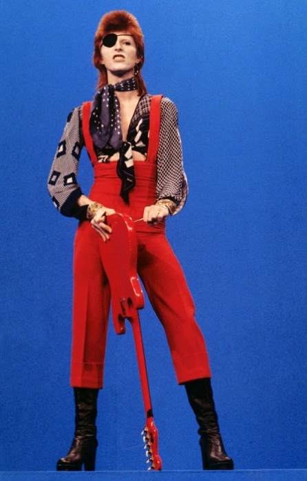 В ярко-красном комбинезоне и черной повязкой на глаз Дэвид Боуи выступил на телешоу «TopPop» в Хилверсуме с песней «Rebel Rebel».
