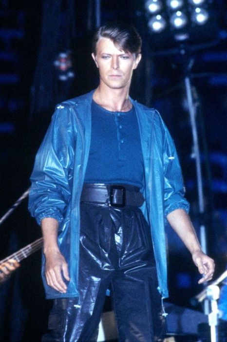 Дэвид Боуи в синем сценическом костюме из искусственных материалов во время выступления в Окленде (Калифорния).