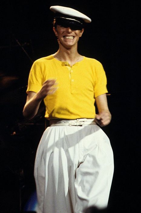 Благодаря своим необычным сценическим костюмам британский певец и музыкант Дэвид Боуи стал иконой стиля музыкальной поп-культуры 1970-х годов.