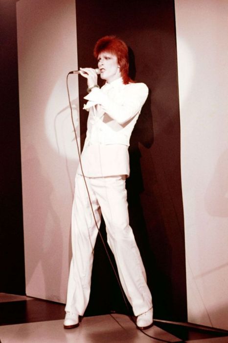 Дэвид Боуи в белоснежном костюме во время выступления в музыкальном клубе «The Marquee» в Лондоне.