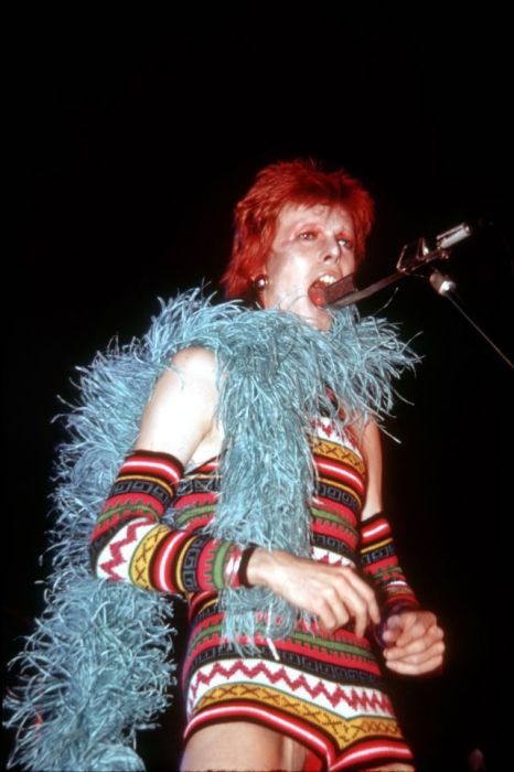 Дэвид Боуи во время выступления на своем шоу в Лос-Анджелесе – вязаный комбинезон с геометрическим орнаментом и боа из голубых перьев.