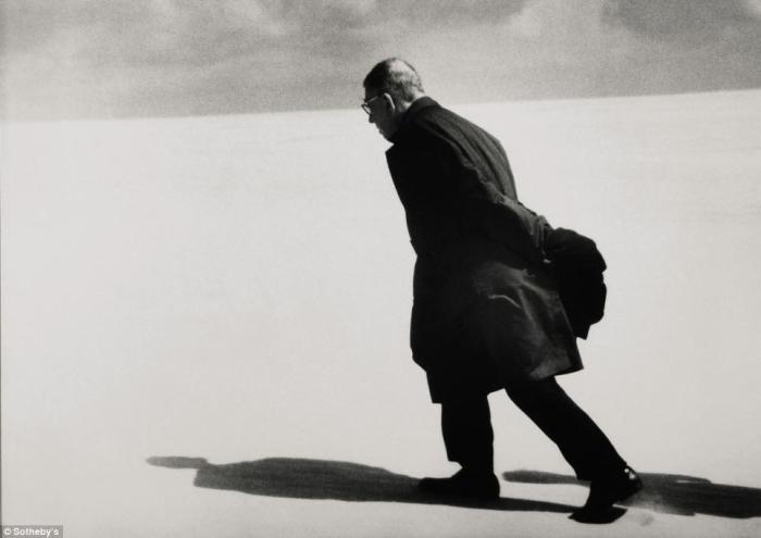 Культовое фото 1965 года Антанаса Суткуса не раз появлялось на обложках мировых изданий. Тогда литовского фотографа попросили запечатлеть официальное путешествие писателя Жана-Поля Сартра в страну. Продано за 7.250 фунтов стерлингов.