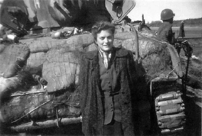 Женщина на имя Джина Раппапорт из поезда стоит возле танка и танкистов.