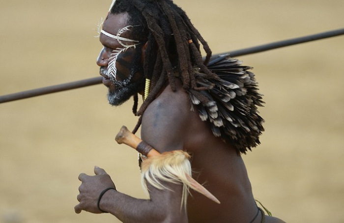 Воин племени Дани с копьем и кинжалом, сделанным из кости животного.