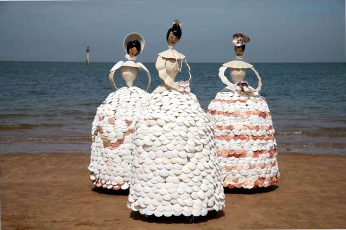 Дамы викторианской эпохи на пляже.
