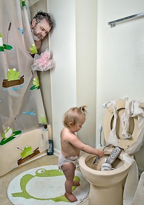 Малышка искупала в туалете папины любимые и нужные вещи.