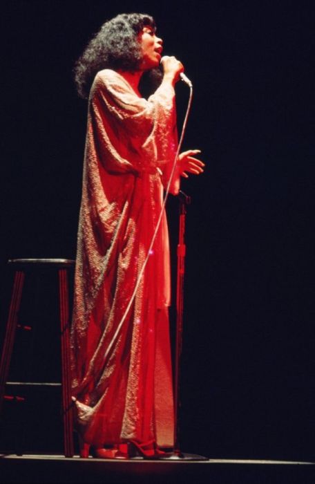 Выступление американской певицы в стиле диско Донны Саммер на концерте в 1979-м году.