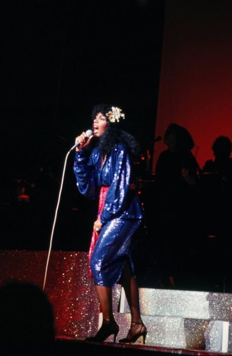 Американская певица выступает на концерте в нарядном синем платье, расшитом бисером.