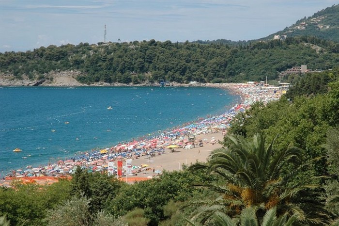 Этот пляж награжден Голубым флагом за чистоту прибрежной зоны и воды, а еще предоставляет всю необходимую туристическую инфраструктуру.
