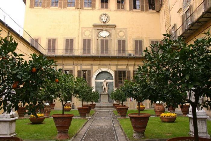 Дворец, бывший ранее родовым замком олигархического семейства Медичи, является первым зданием в стиле раннего Ренессанса, возведенным во Флоренции.