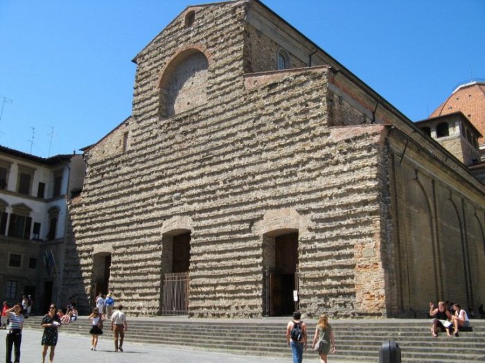 Церковь Святого Лаврентия была основана в 393 году, после чего несколько раз реконструировалась и позже достроена по проекту Микеланджело.