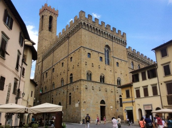Общественное укрепленное здание в Средние века служило тюрьмой, но с 1865 года стало музеем, где демонстрируются сокровища итальянской скульптуры 14-17 веков.