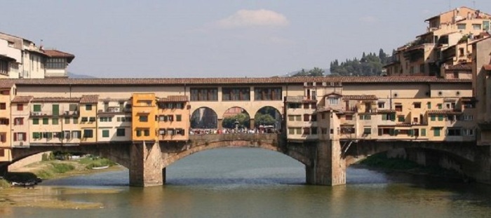 Самый старый мост Флоренции, расположенный в узком месте реки Арно, был построен еще в 1345 году и единственный, который до сих пор сохранил свой первоначальный облик.