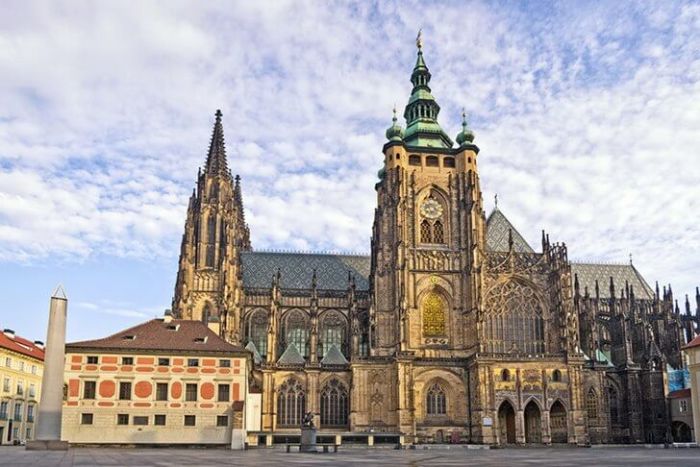 Первый камень для строительства собора, где позже были коронованы все чешские правители, заложили в 1344 году, но завершилось строительство только в начале 20 века.