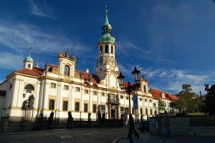 Старейший монастырь Праги, основанный еще в 1140 году, получил свое название благодаря заставе, которая охраняла подступы к крепости Пражский Град.