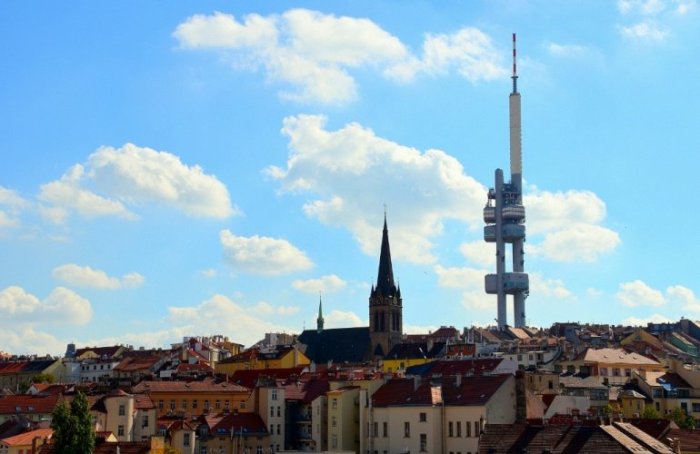 Самая высокая постройка в городе - 216 метров стекла, металла и бетона – не вписывается в облик старой Праги, но является замечательной смотровой площадкой.