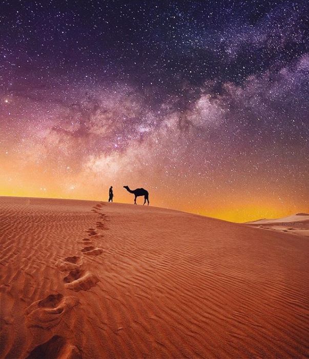 Образ погонщика верблюдов в пустыне на фоне звездного неба.