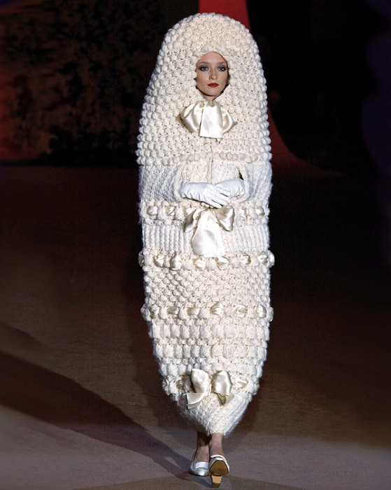 Вязаное свадебное платье в виде пасхального яйца.
