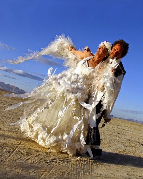 Свадебное платье из полиэтиленовых пакетов.