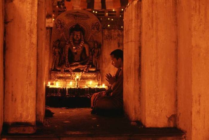 Буддийский монах медитирует в храме Махабодхи, который у последователей веры считается самым священным на Земле.
