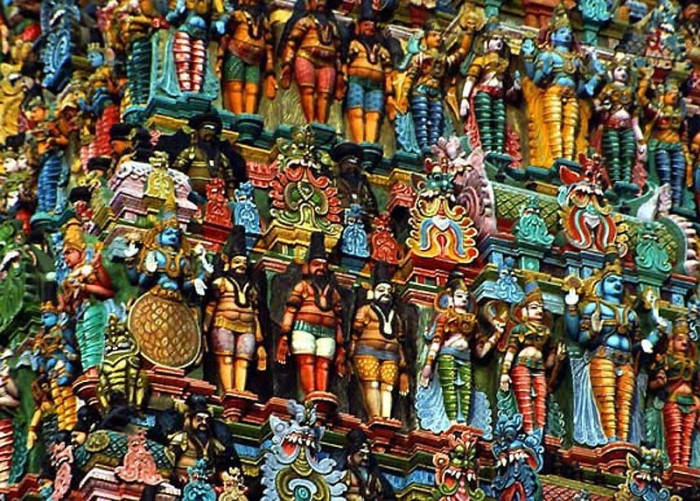 Стены храма, посвященного одной из супруг бога Шивы, украшены небольшими разукрашенными фигурами.