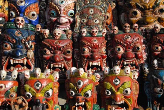 Маски, установленные на стенах индуистского храма, призваны защитить посетителей от злых духов.