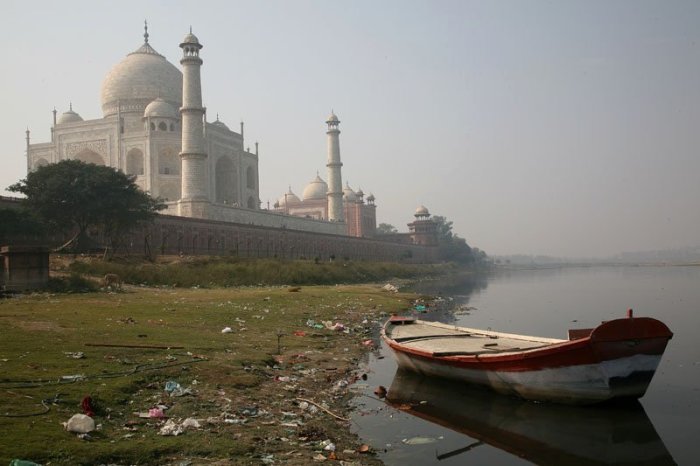 Вид на знаменитый индийский мавзолей-мечеть Агры со стороны реки Джамна.