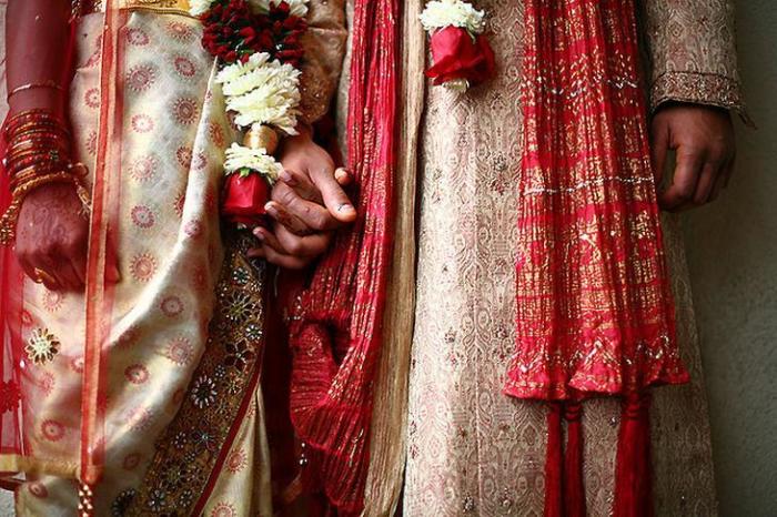 Жених и невеста во время священного свадебного обряда – самого важного в жизни жителей Индии.