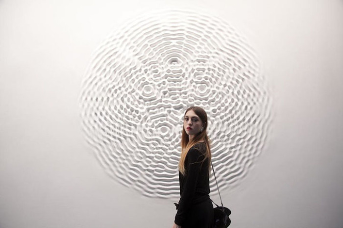 Художница изобразила вибрацию, бьющую пульсом из стен её выставок в проекте «Wallwave Vibrations».
