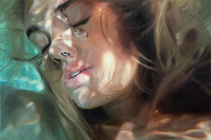 Гиперреалистичный портрет девушки под водой.