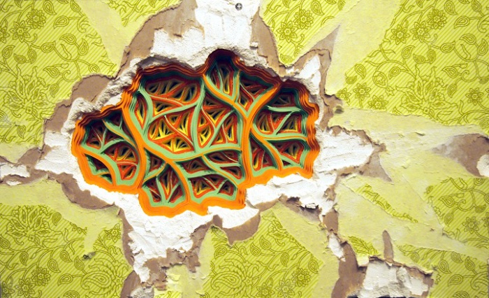 Автор использует резьбу по стопкам цветной бумаги, заполняя ими дыры в стенах, создавая этим сюрреалистичные работы.