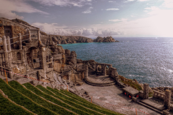 Театр находится в бухте Порткурно и занимает один из скальных выступов над морем.