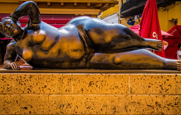 Изюминкой площади, является скульптура лежащей обнаженной женщины в бронзе.