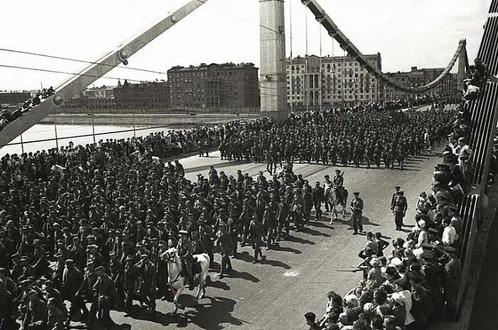 17 июля 1944 года по улицам столицы прошло почти 58 000 немецких солдат и офицеров.
