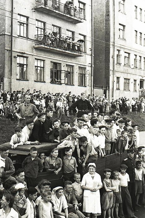 Москвичи наблюдают за колоннами немцев на Садовой-Сухаревской.