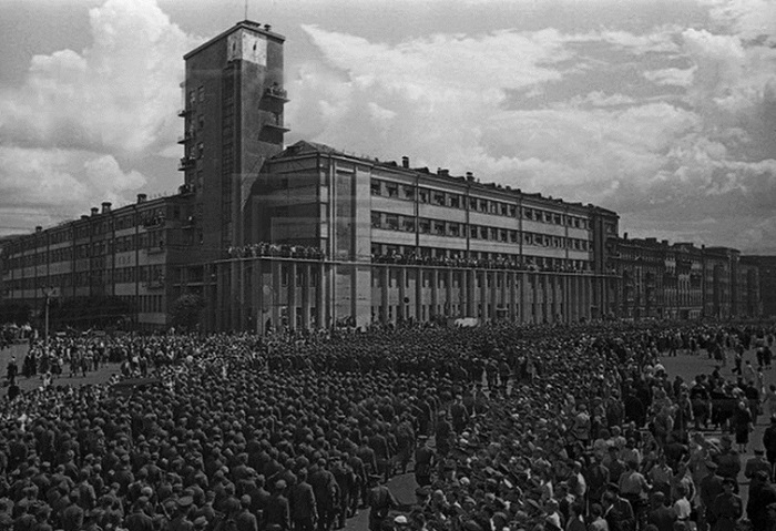 Немецкие солдаты возле здания Наркомата.