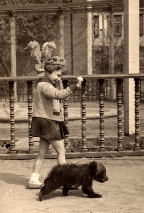 Люда Чаплина (дочь писательницы Веры Чаплиной) вместе с медвежонком Тапочкой.