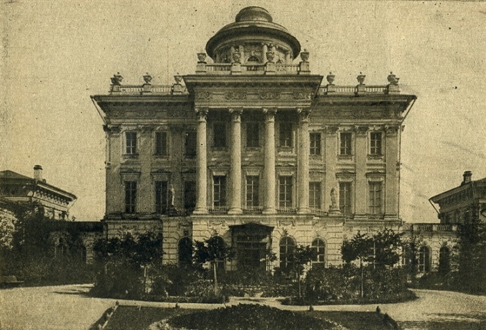 Одно из самых знаменитых классицистических зданий Москвы, ныне принадлежащее Российской государственной библиотеке.
