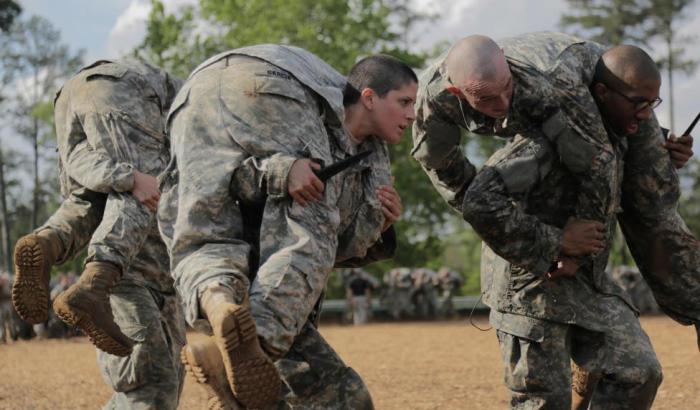 Лейтенант Кирстен Грист на обучении армейских рейнджеров демонстрирует возможность женщин служить в боевых отрядах Пентагона, который вскоре готов основать элитный женский спецназ.