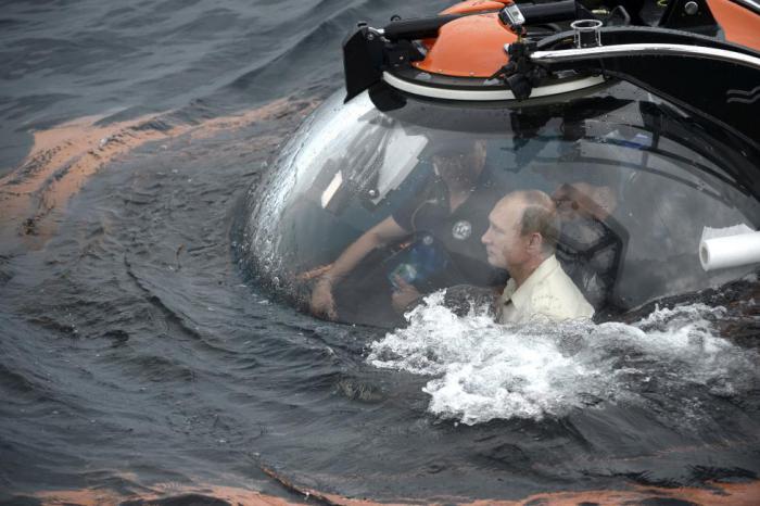Президент России спустился на дно Черного моря в батискафе у берегов Севастополя.