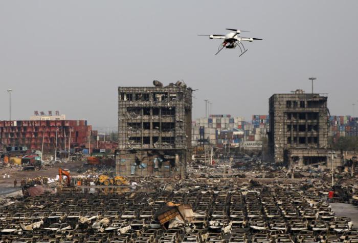 Дрон военизированной полиции летает над местом, пострадавшим от взрыва в Тяньцзине.