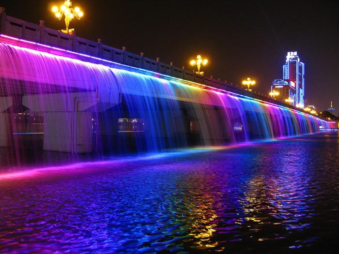 Это необычный мост располагается в самом сердце Корейской республики – в Сеуле и проходит через реку Ханьшуй.