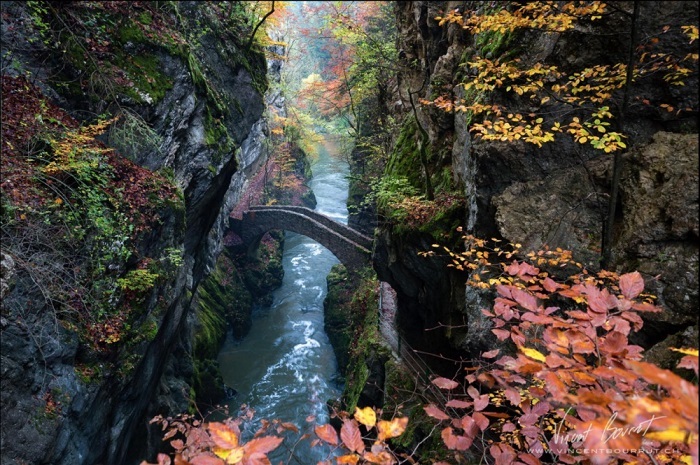 Каменный мост, откуда открывается прекрасный вид на это чудо природы.