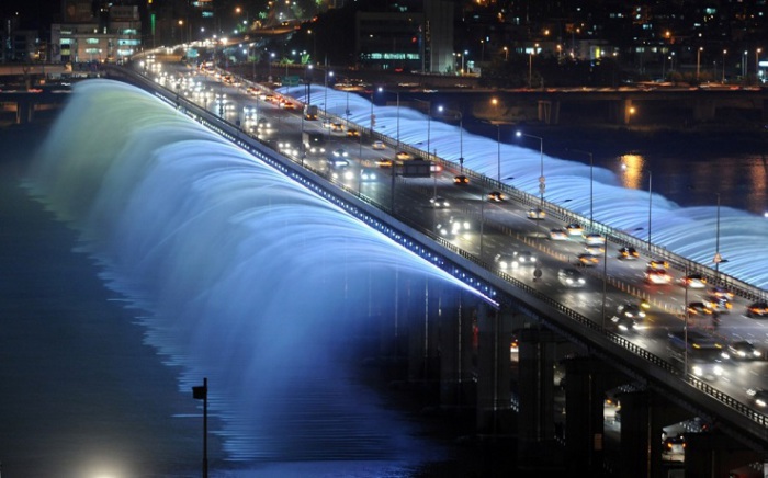 Мост, который соединяет берега реки Ханьшуй превращён в необыкновенный фонтан.