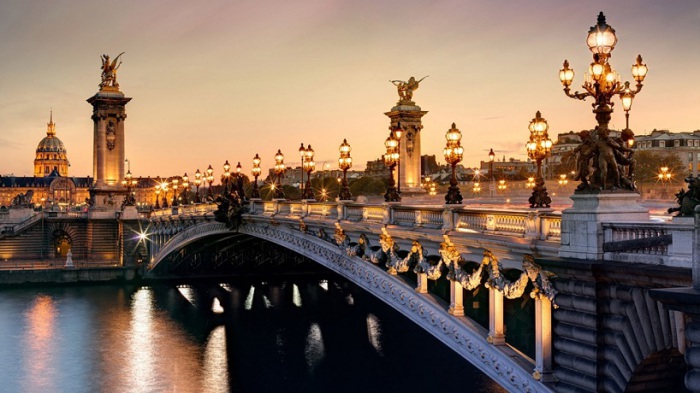 Величественный одноарочный мост, соединивший два берега Сены в самом сердце Парижа, является одной из самых популярных среди туристов достопримечательностью.